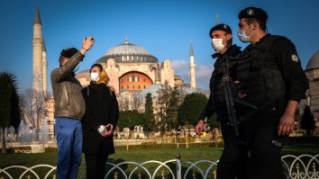 Orașul care intră în carantină, dar rămâne deschis pentru turiști