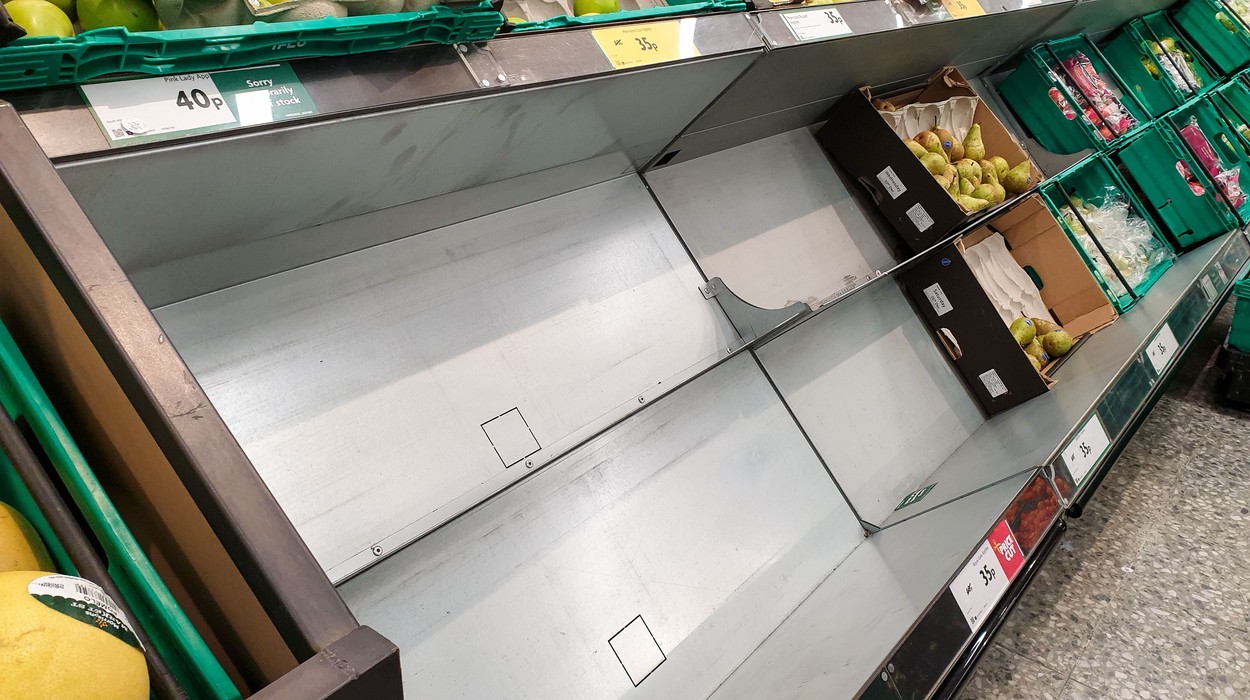 Românii din Londra, singuri de sărbători, în criză alimentară: „În supermarketuri nu există legume, fructe proaspete, carne sau pește“