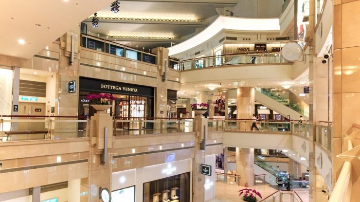 Chiriașii din mall-uri primesc 33 de milioane de euro de la Guvern, în timp ce 760 de mii de români nu primesc ajutor pentru chirie