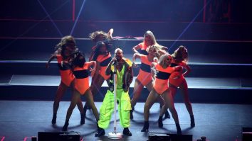 VIDEO. Maluma le cântă fanilor de pe plajă. „Cât de dor îmi este să cânt live”