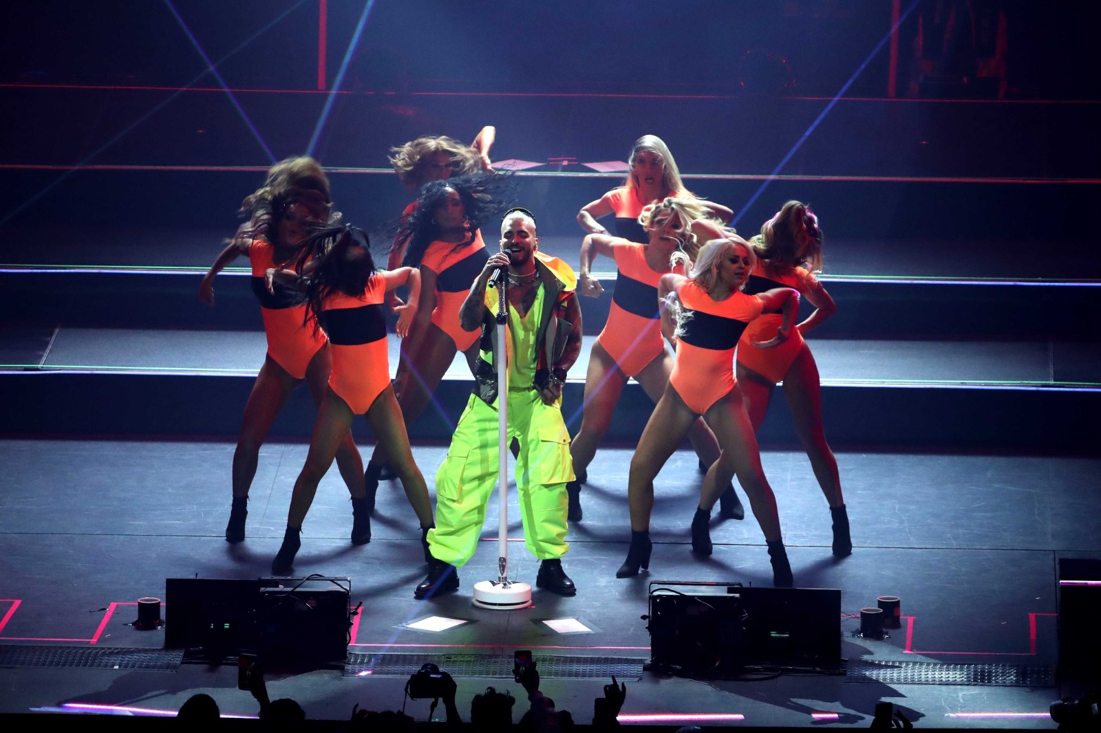 VIDEO. Maluma le cântă fanilor de pe plajă. „Cât de dor îmi este să cânt live”