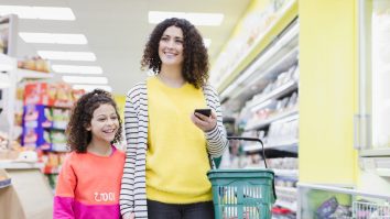 Coșurile din supermarketuri ar putea fi limitate în București. Care sunt motivele