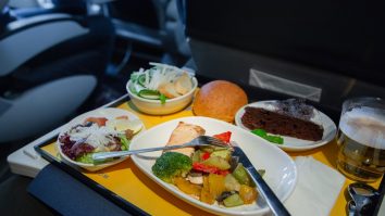 Thailanda devine prima țară care interzice consumul de alimente sau băuturi în timpul zborurilor interne, din cauza COVID-19