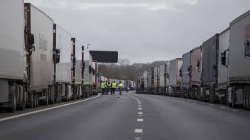 Britanicii negociază un acord cu Franța, pentru a pune capăt interdicțiilor care au paralizat comerțul din Marea Britanie