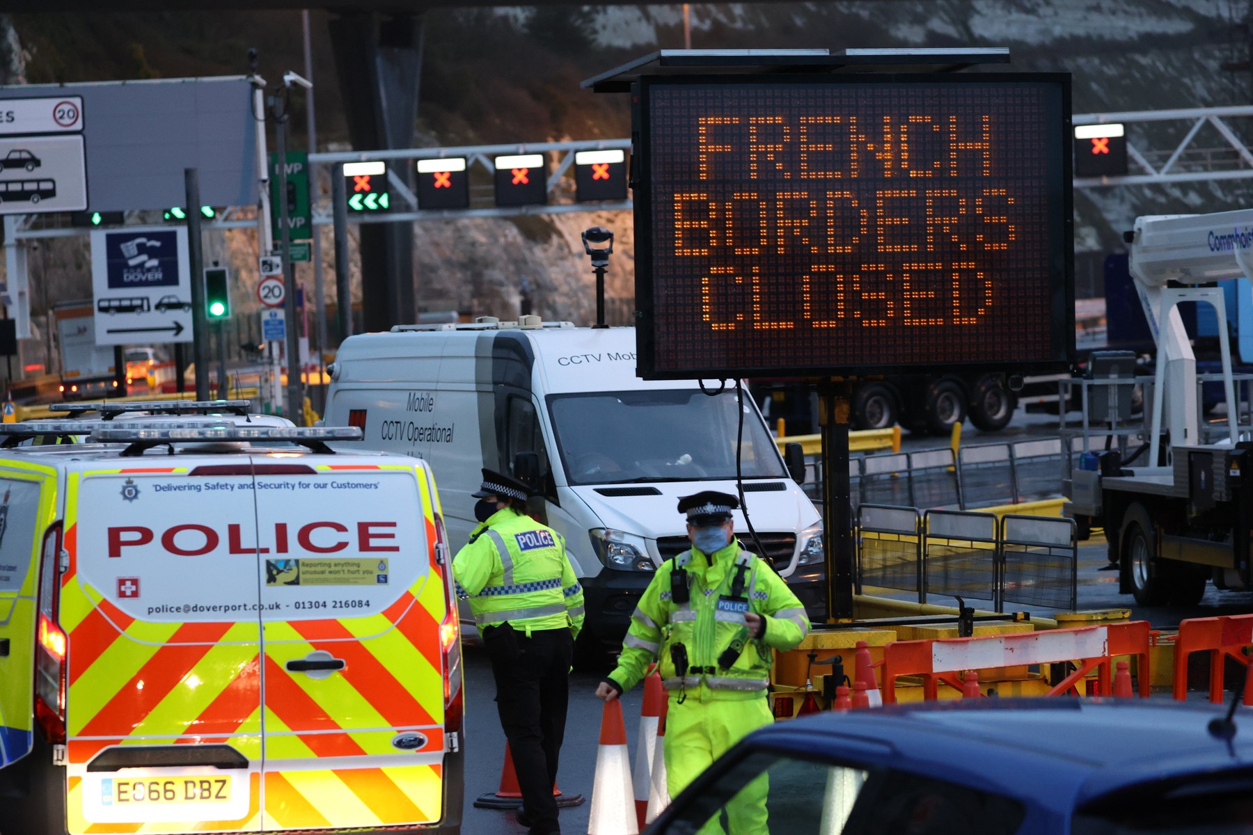 Sute de români sunt blocați  la granița dintre Marea Britanie și Franța după noile restricții de călătorie
