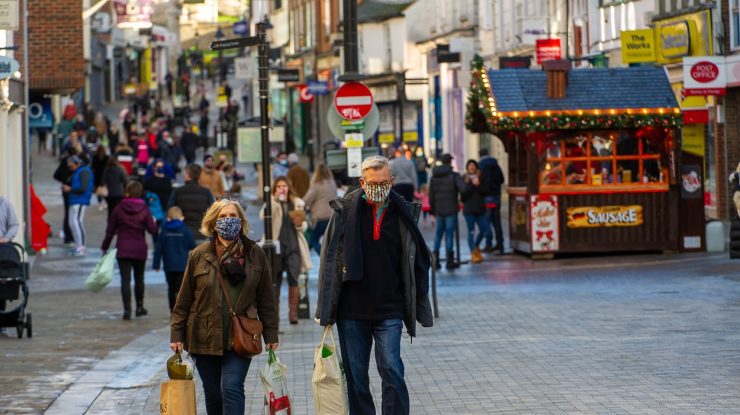 Ce scrie presa britanică despre impactul noii tulpini de coronavirus: „700.000 de cazuri pe săptămână până la final de februarie”