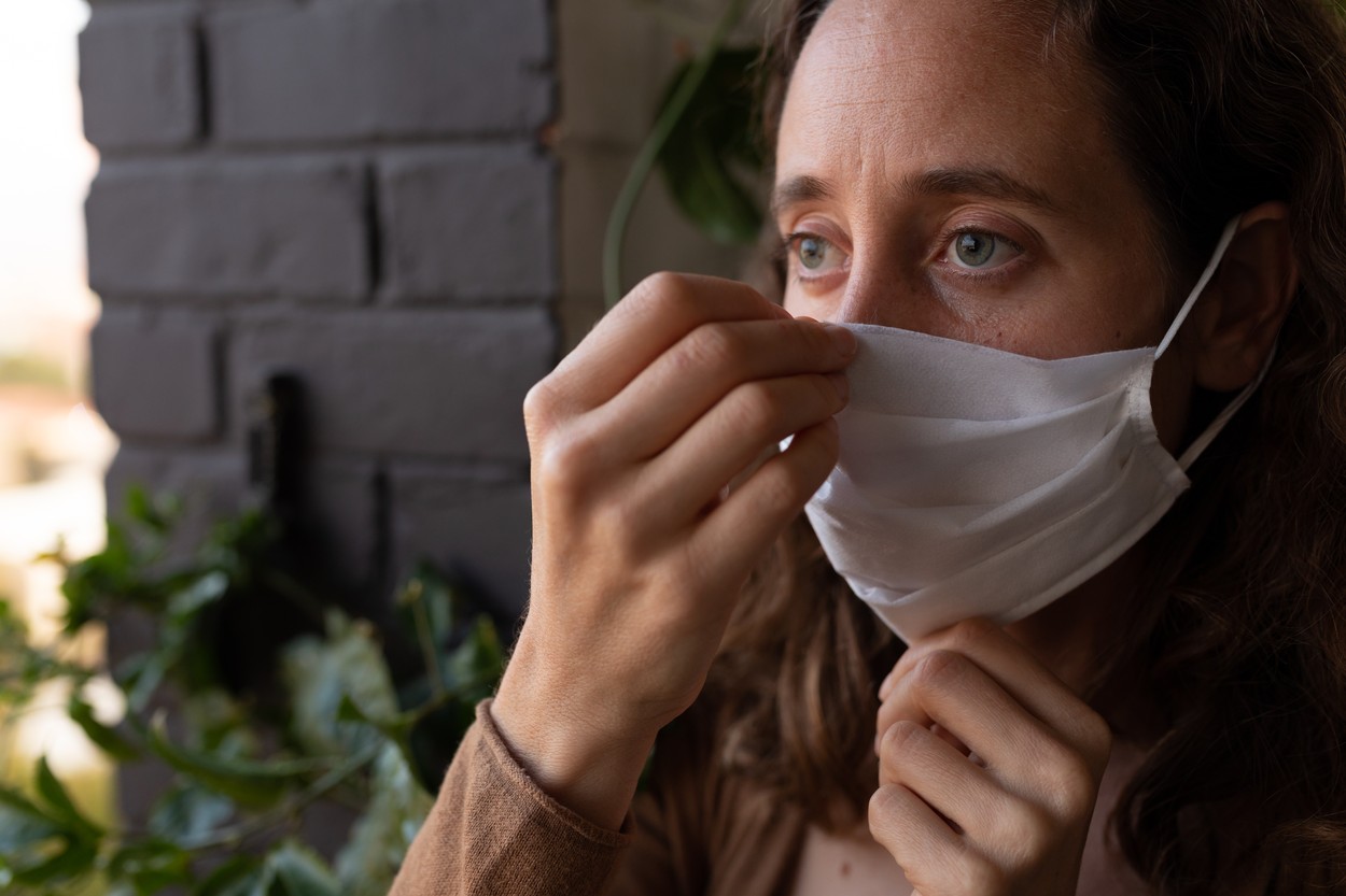 Masca previne răspândirea virusului doar dacă este purtată corect