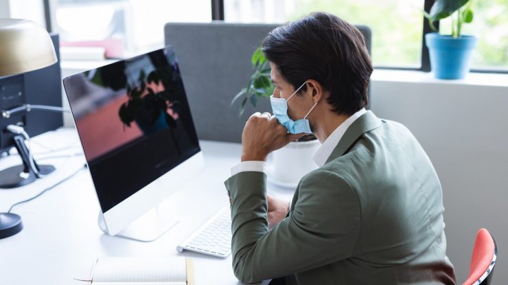 Persoanele care nu sunt obligate să poarte masca la locul de muncă. Cine eliberează adeverința doveditoare