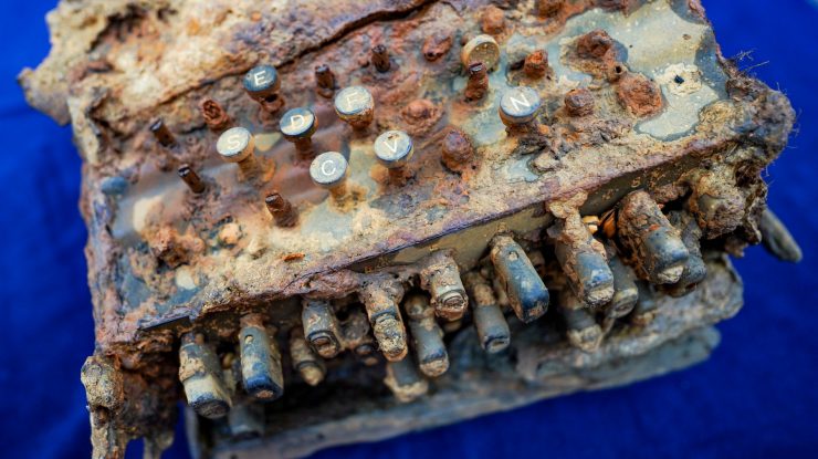 Mașină Enigma, descoperită pe fundul Mării Baltice. Naziștii trimiteau mesaje codate cu ajutorul ei