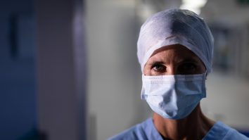 STUDIU. A purta o mască uzată este mai rău decât a nu purta deloc