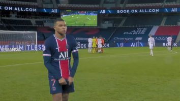 fotbalist stând pe teren