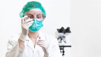 ADN-ul îți spune dacă poți face o formă gravă sau nu de Covid-19. Experții au găsit diferențe cheie la cinci gene