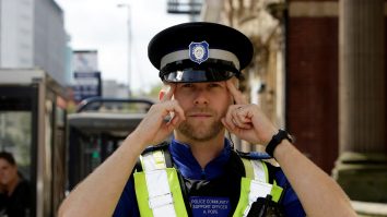 Talentul neobișnuit al unui polițist britanic. A identificat deja peste 2.000 de suspecți: „Îi recunosc și cu mască”