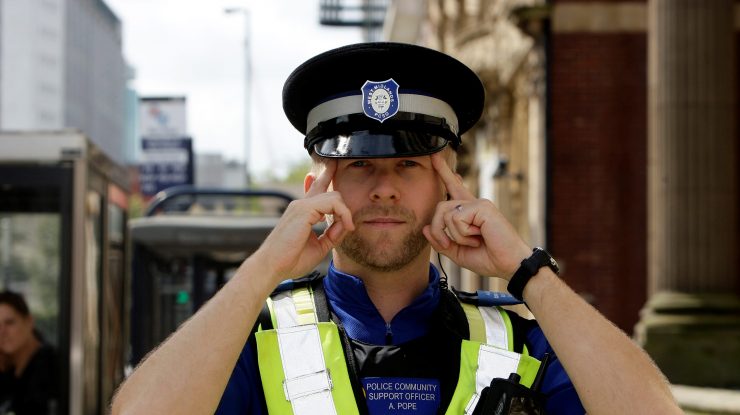 Talentul neobișnuit al unui polițist britanic. A identificat deja peste 2.000 de suspecți: „Îi recunosc și cu mască”