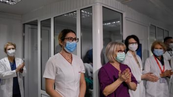 Primele declarații ale asistentei vaccinate: „Nu am stat deloc pe gânduri pentru că nu aș vrea ca cei dragi mie să se îmbolnăvească“