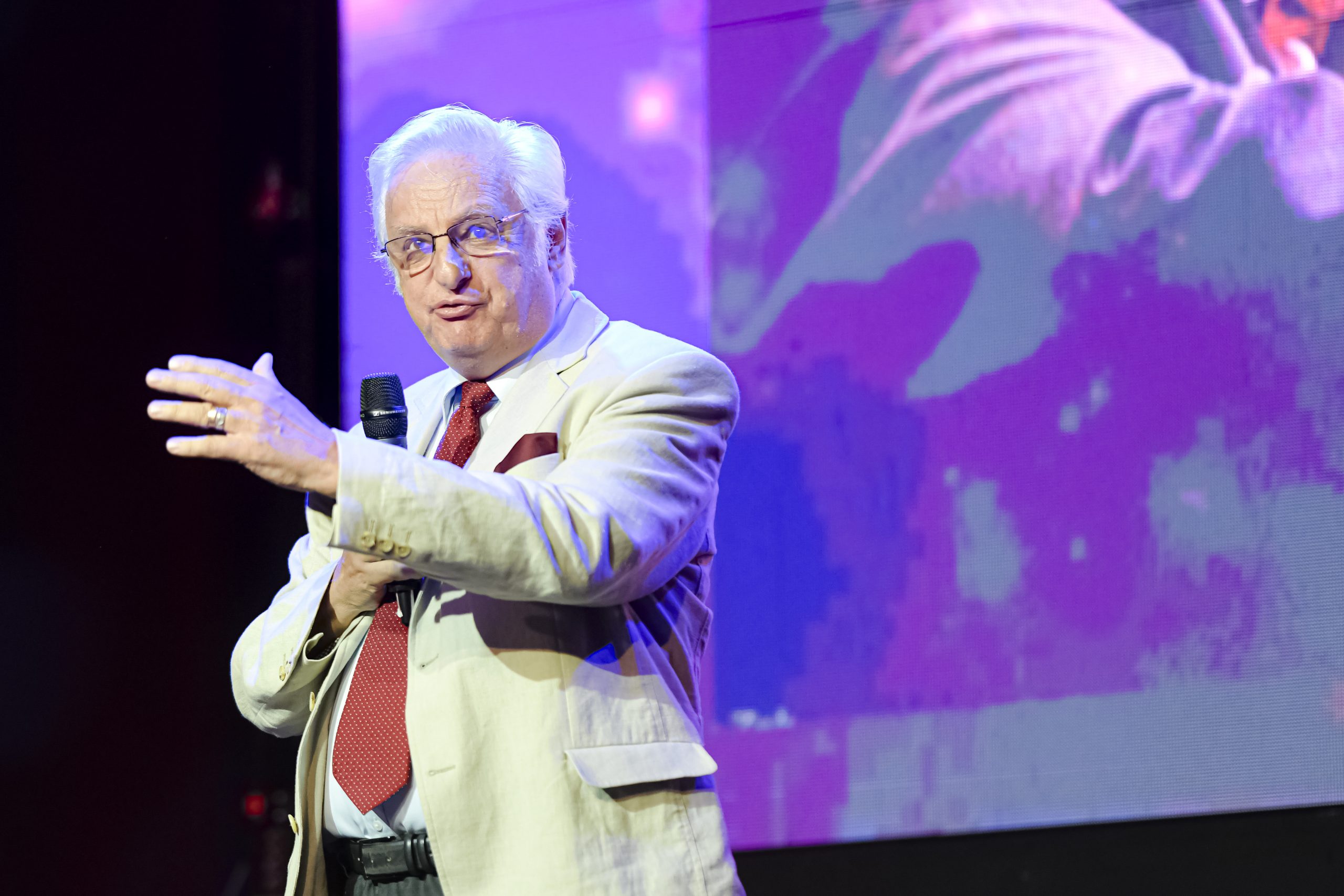 Prof. Dr. Mircea Penescu, șeful secției de Nefrologie de la „Carol Davila”, este omul care conduce Orchestra Medicilor