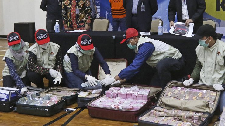 Ministru, arestat pentru că a făcut un 1 milion de dolari din ajutoarele pentru săraci