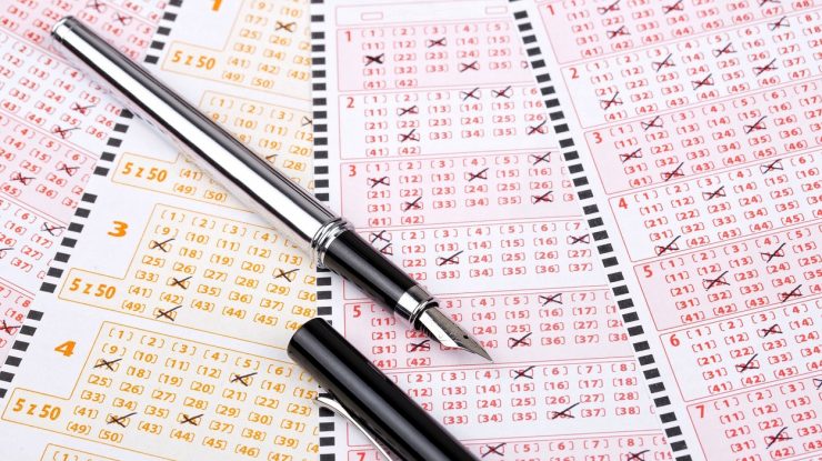 Un norocos jucător de loterie a obținut un jackpot de sute milioane de lire sterline, după ce a cumpărat un bilet în mijlocul uraganului