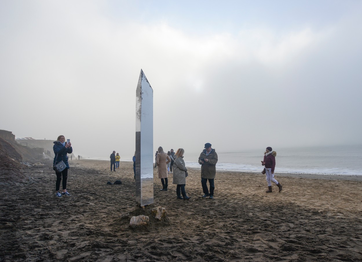 Misterul continuă: Trei noi monoliți au fost descoperiți în Europa. Ultimul, în Marea Britanie