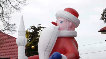 Decoraţiuni bizare de Crăciun în Dolj: „Multă lume zice că ar semăna cu nişte chiloţi”. Moş Crăciun cu nasul lui Pinocchio