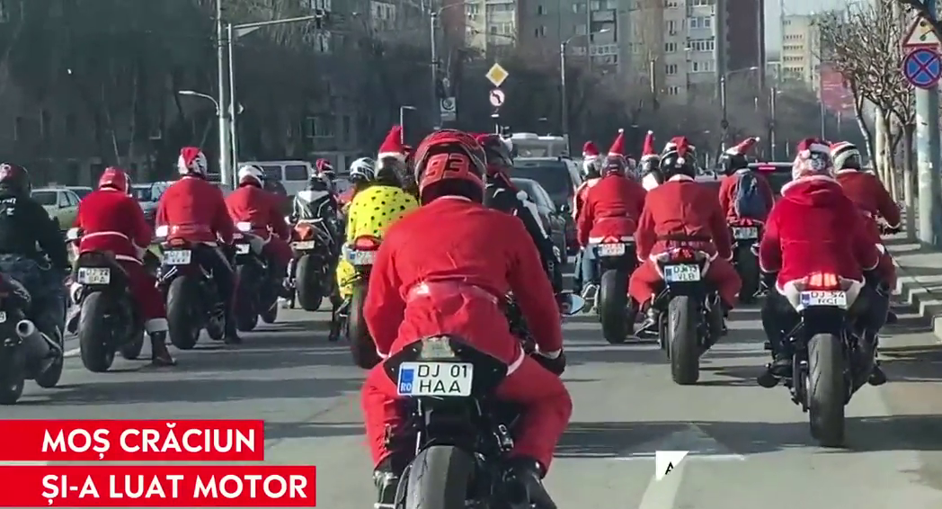 Moș Crăciun a venit pe motor la Craiova. 30 de motocicliști costumați au defilat prin oraș