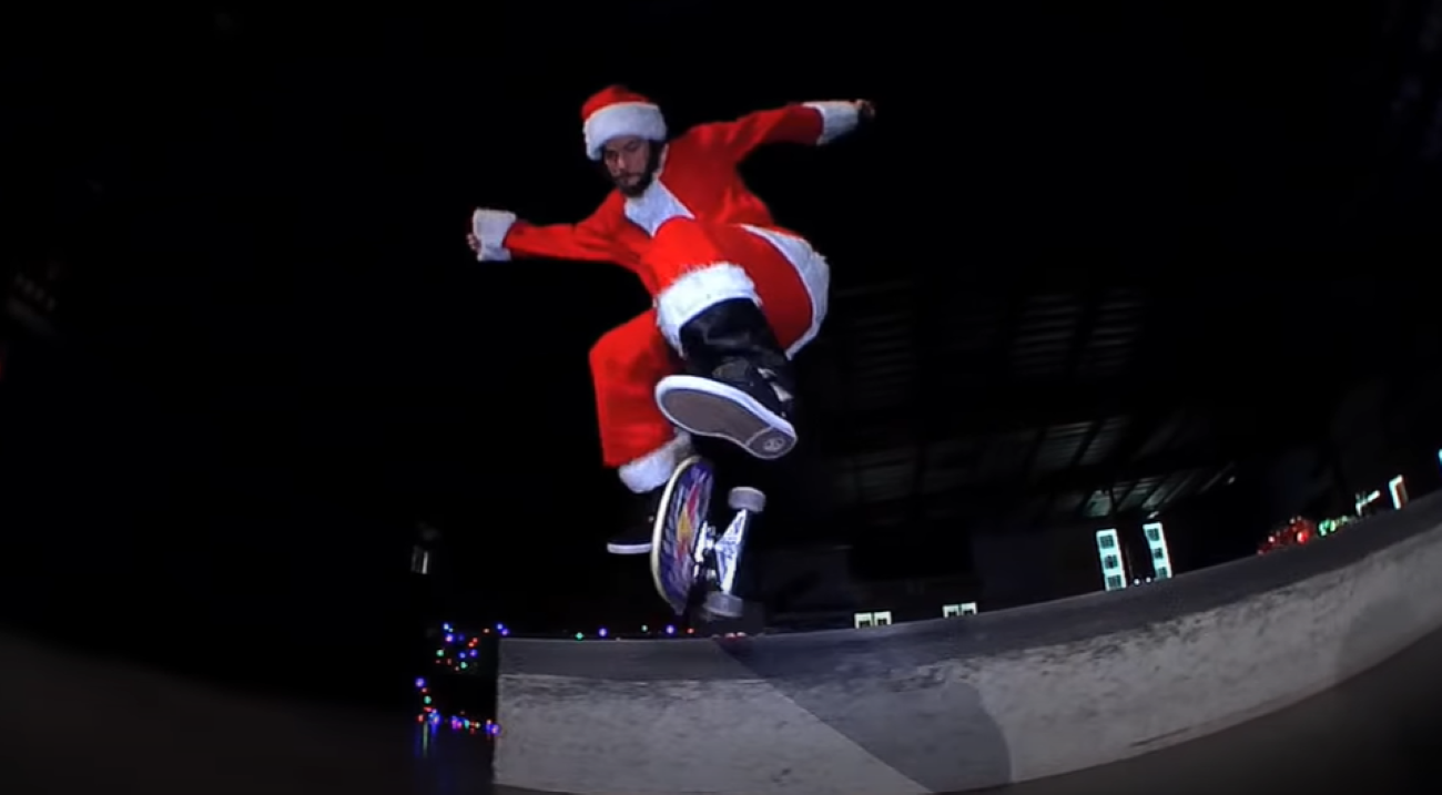 Moș Crăciun a dat sania pe skateboard. Trucurile unui profesionist care a intrat în spiritul sărbătorilor