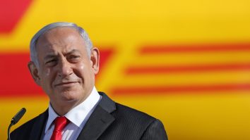Cu o mână pe seringă și cu cealaltă pe armă, Netanyahu nu pierde Iranul din ochi