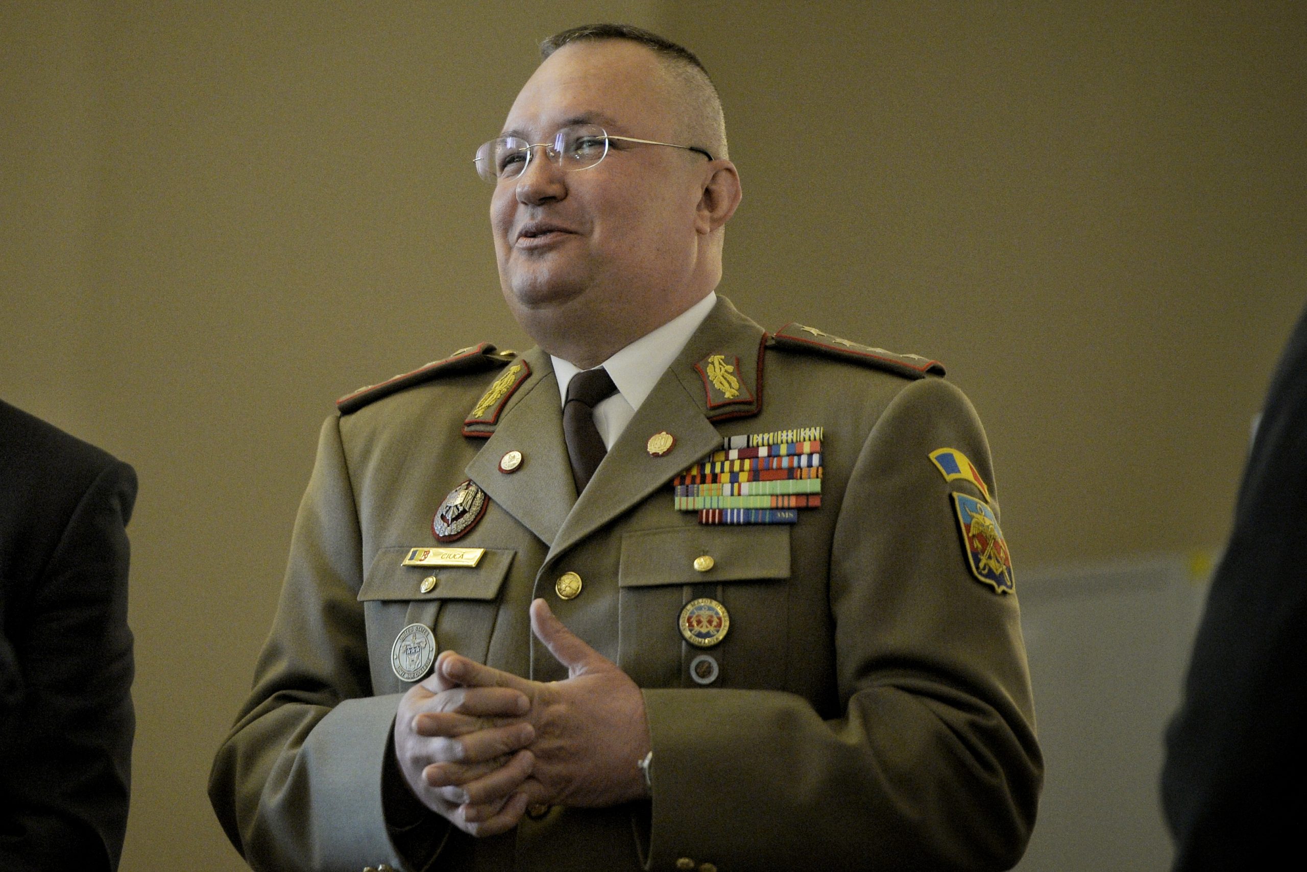 Premierul interimar Nicolae Ciucă știe să conducă o armată, dar și să gătească pentru militari. Mărturiile unui fost camarad