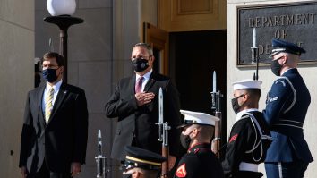 Prețul decorației: armament american. Nicolae Ciucă a fost decorat de ambasadorul SUA cu Legiunea de Merit