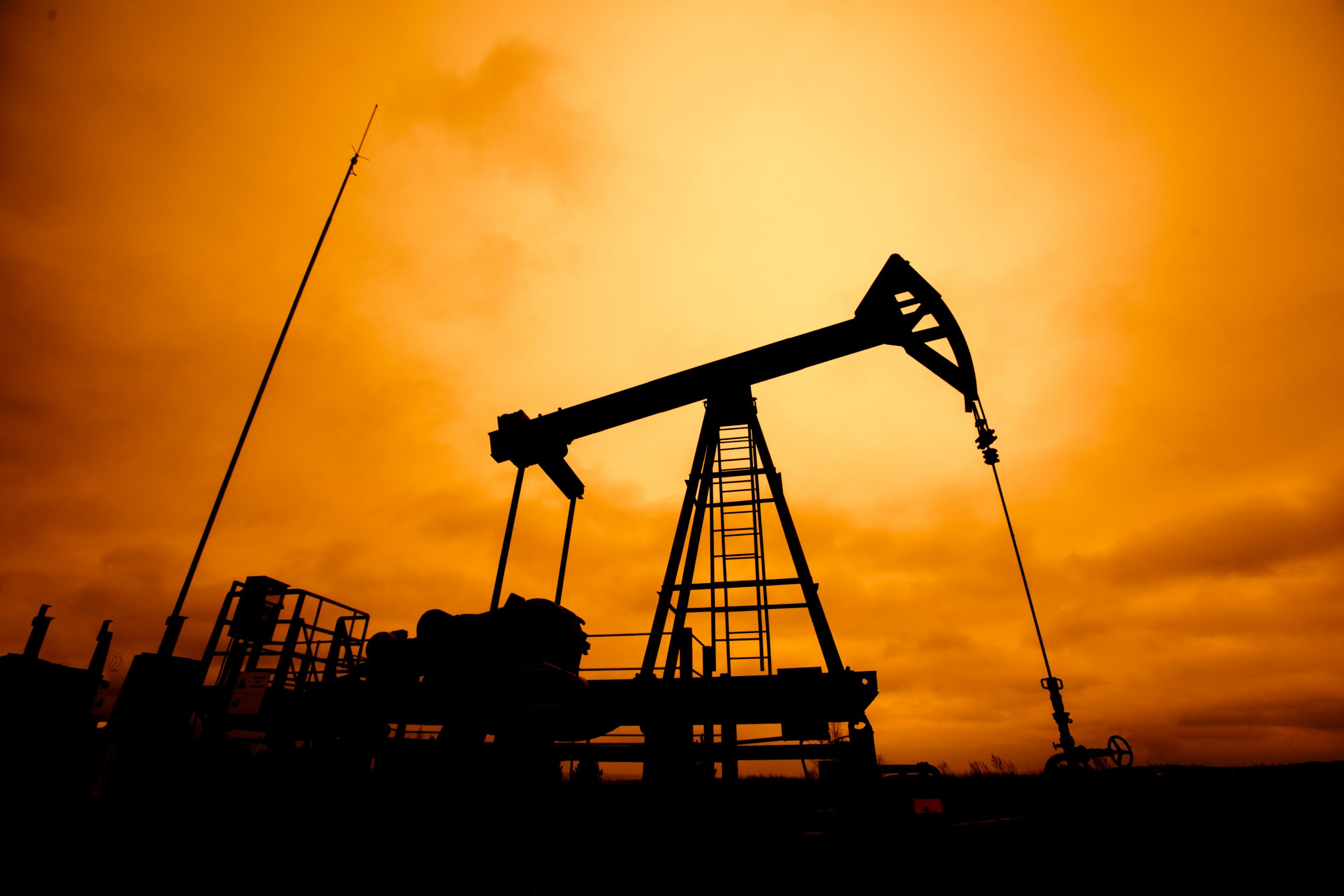 Prețul petrolului a revenit la nivelurile dinaintea pandemiei. Valorile au crescut cu peste 50% în ultimele luni