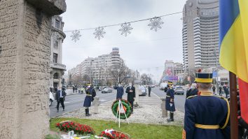 Președintele Iohannis, huiduit de un protestatar la troița din Piața Universității, unde a depus flori