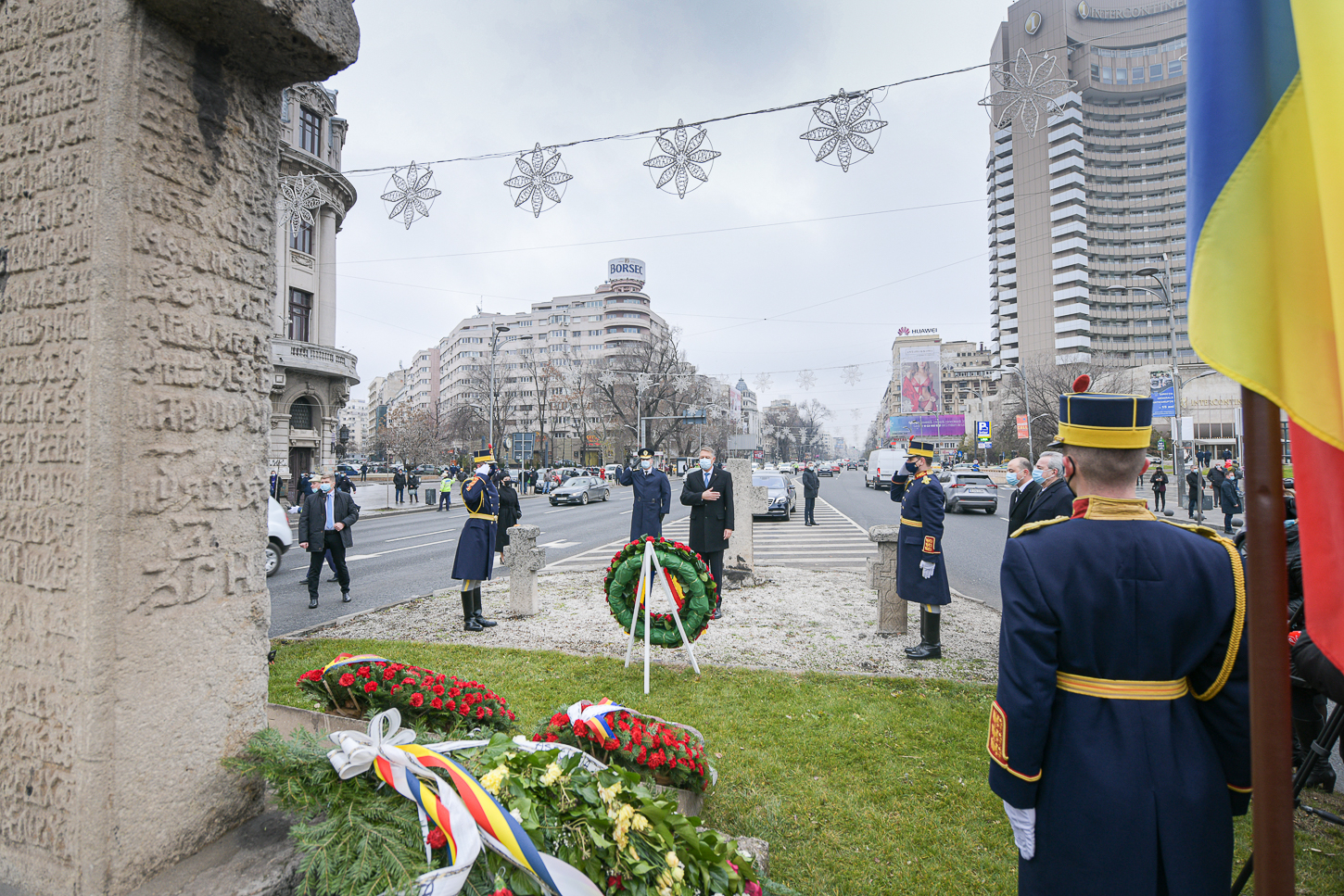 Președintele Iohannis, huiduit de un protestatar la troița din Piața Universității, unde a depus flori