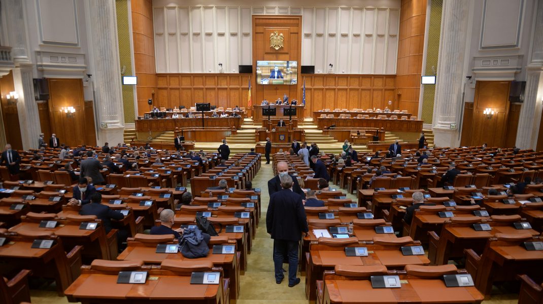 Regulile din sistemul de sănătate sunt și în pixul parlamentarilor. Ce decizii importante iau guvernanții