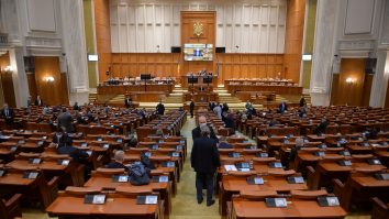 La vaccinare, cu aleșii în frunte! Oficialii noștri au prioritate, în timp ce Europa începe cu bătrânii