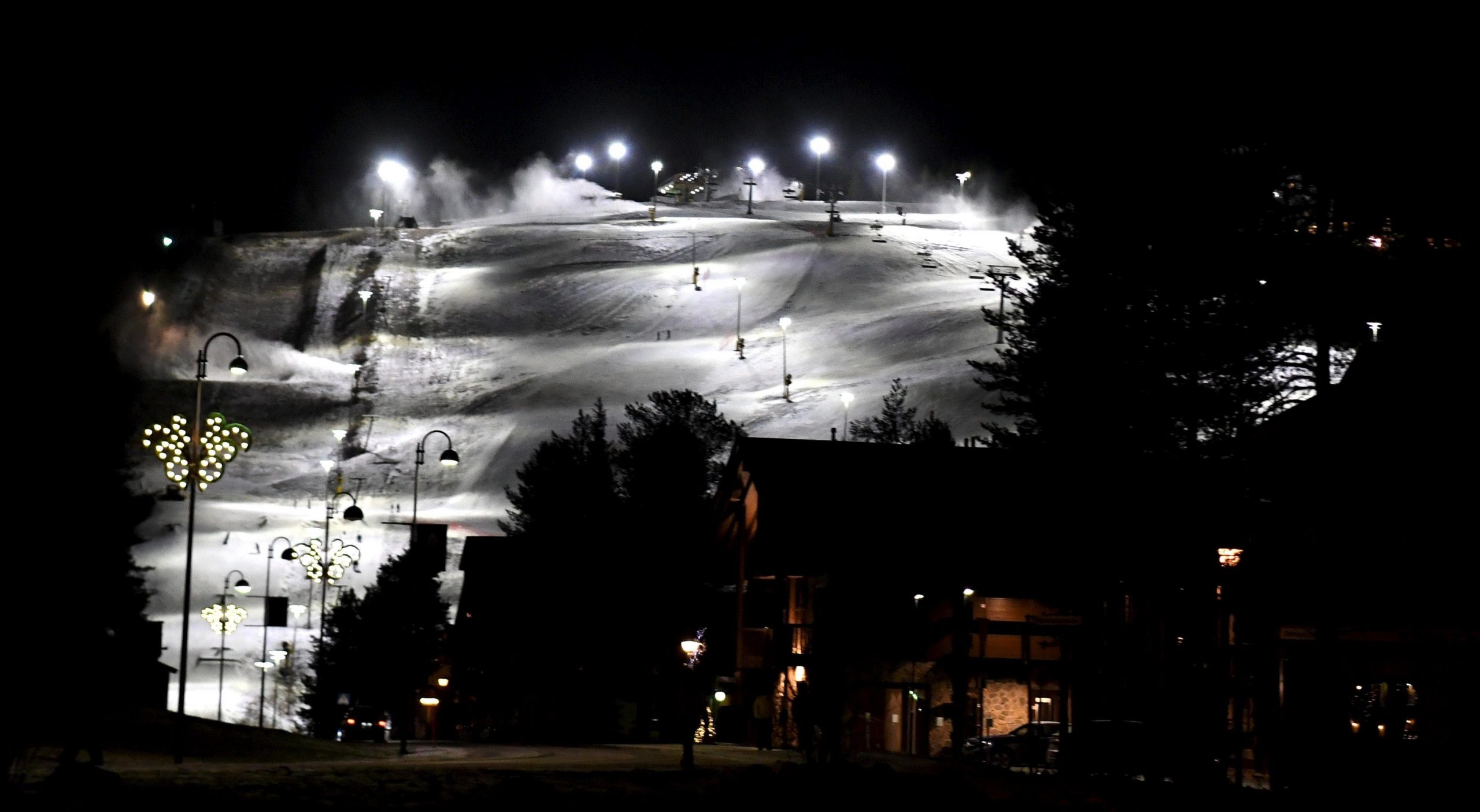 Pârtiile de schi din cea mai mare stațiune din Finlanda sunt deschise. Imagini live