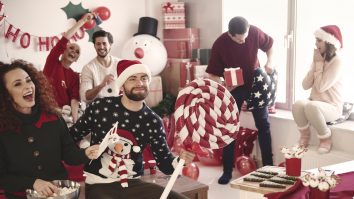 Sărbători în pandemie. Un sondaj arată că 80% dintre români petrec Crăciunul acasă, iar de Revelion 70% rămân în familie