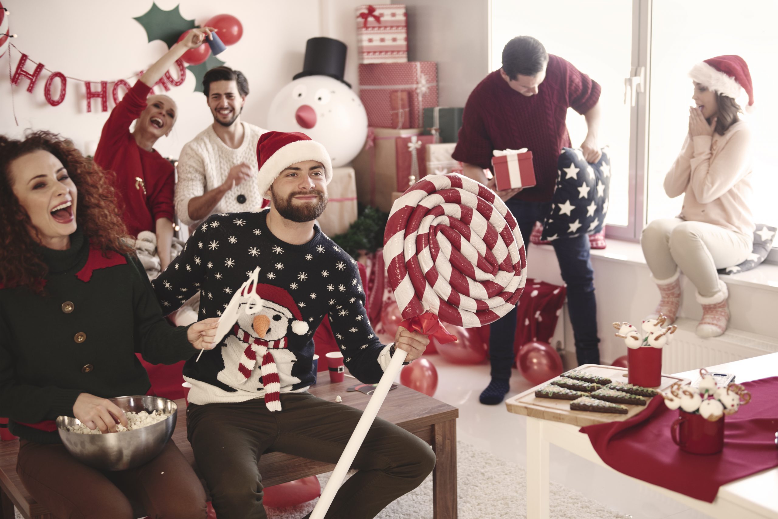 Sărbători în pandemie. Un sondaj arată că 80% dintre români petrec Crăciunul acasă, iar de Revelion 70% rămân în familie