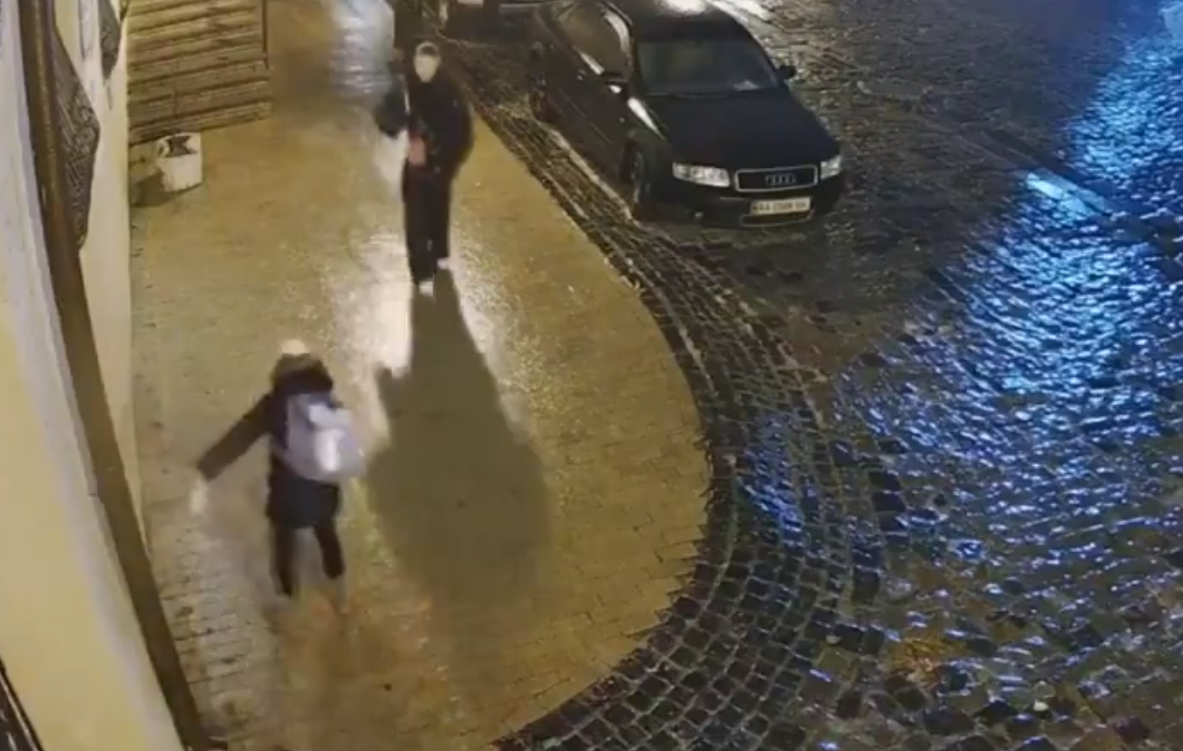 O ploaie înghețată a transformat orașul Kiev în patinoar. Peste 4.000 de măturători au curățat străzile de gheață