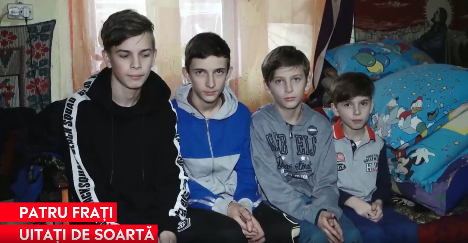 Povestea fraților care merg o oră prin noroi, apoi cu trenul ca să ajungă la școală. Visul lor de Crăciun