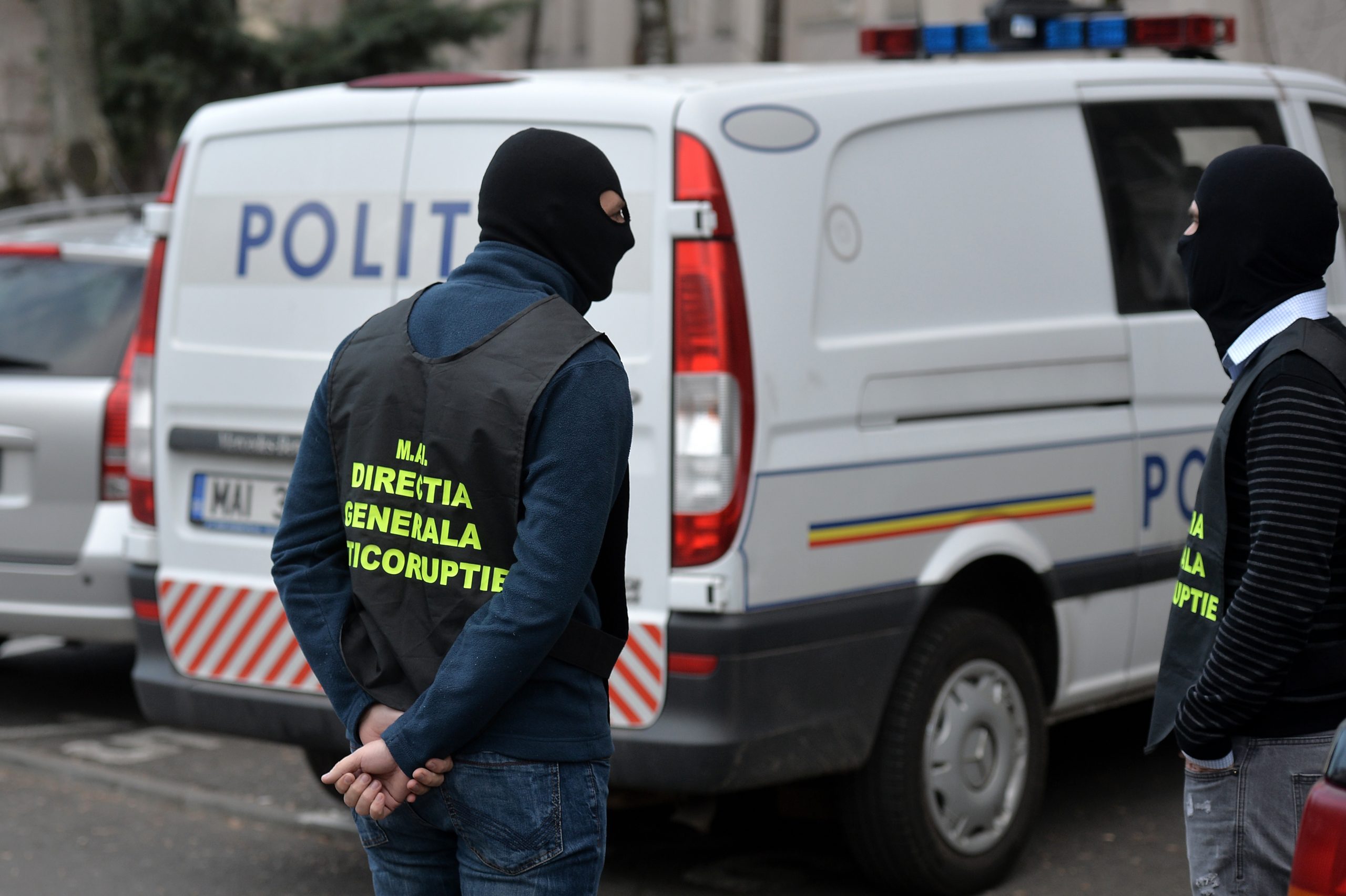 Percheziţii la Primăria Capitalei. Funcționarii ar fi dat ilegal autorizații de construcție. Au fost reținute 8 persoane