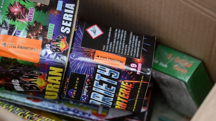 Vânzarea de artificii, afacere ilegală de sezon. Polițiștii au descoperit 3.000 de kilograme de articole pirotehnice în urma unui flagrant