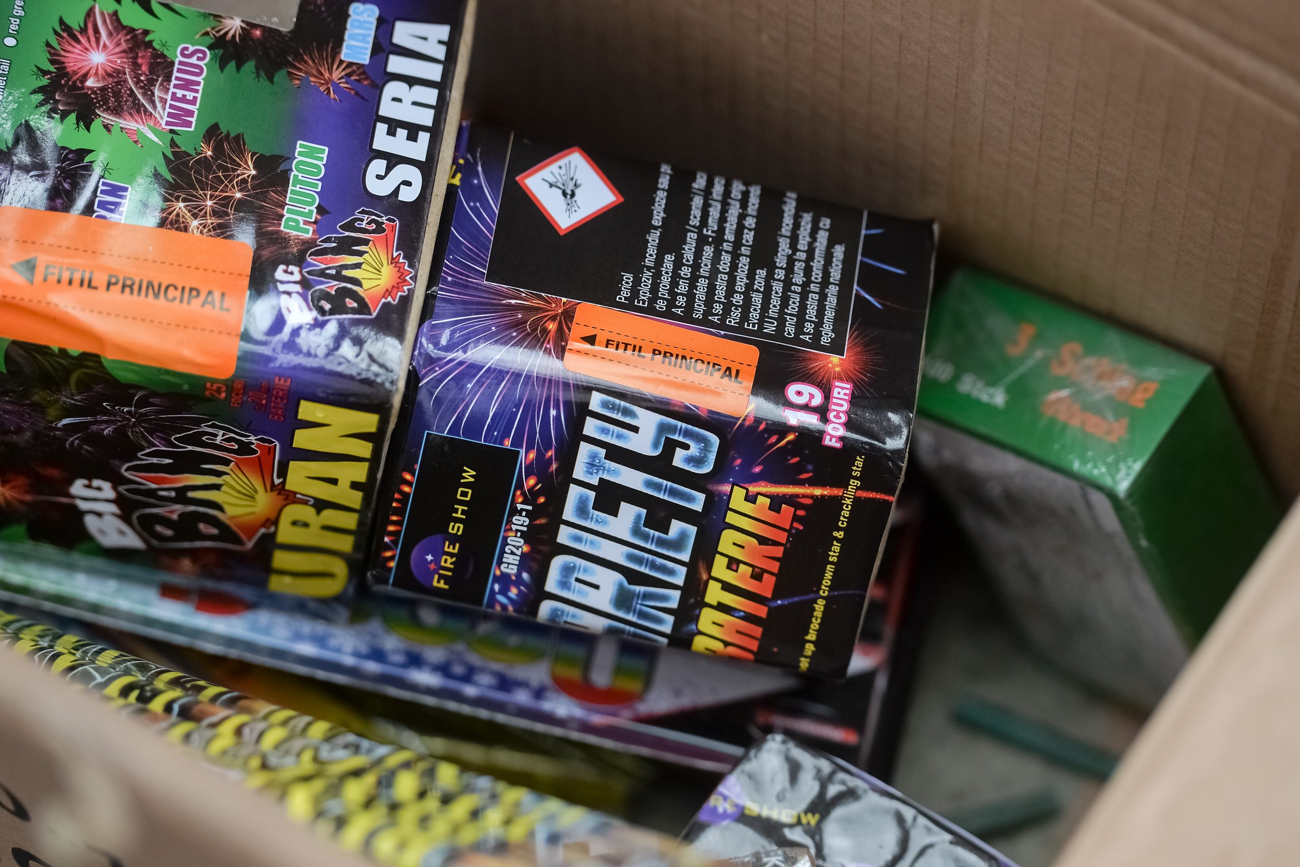 Vânzarea de artificii, afacere ilegală de sezon. Polițiștii au descoperit 3.000 de kilograme de articole pirotehnice în urma unui flagrant