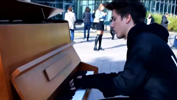 Un artist maghiar și-a scos pianul în stradă și a cântat pentru trecătorii de pe străzile Budapestei