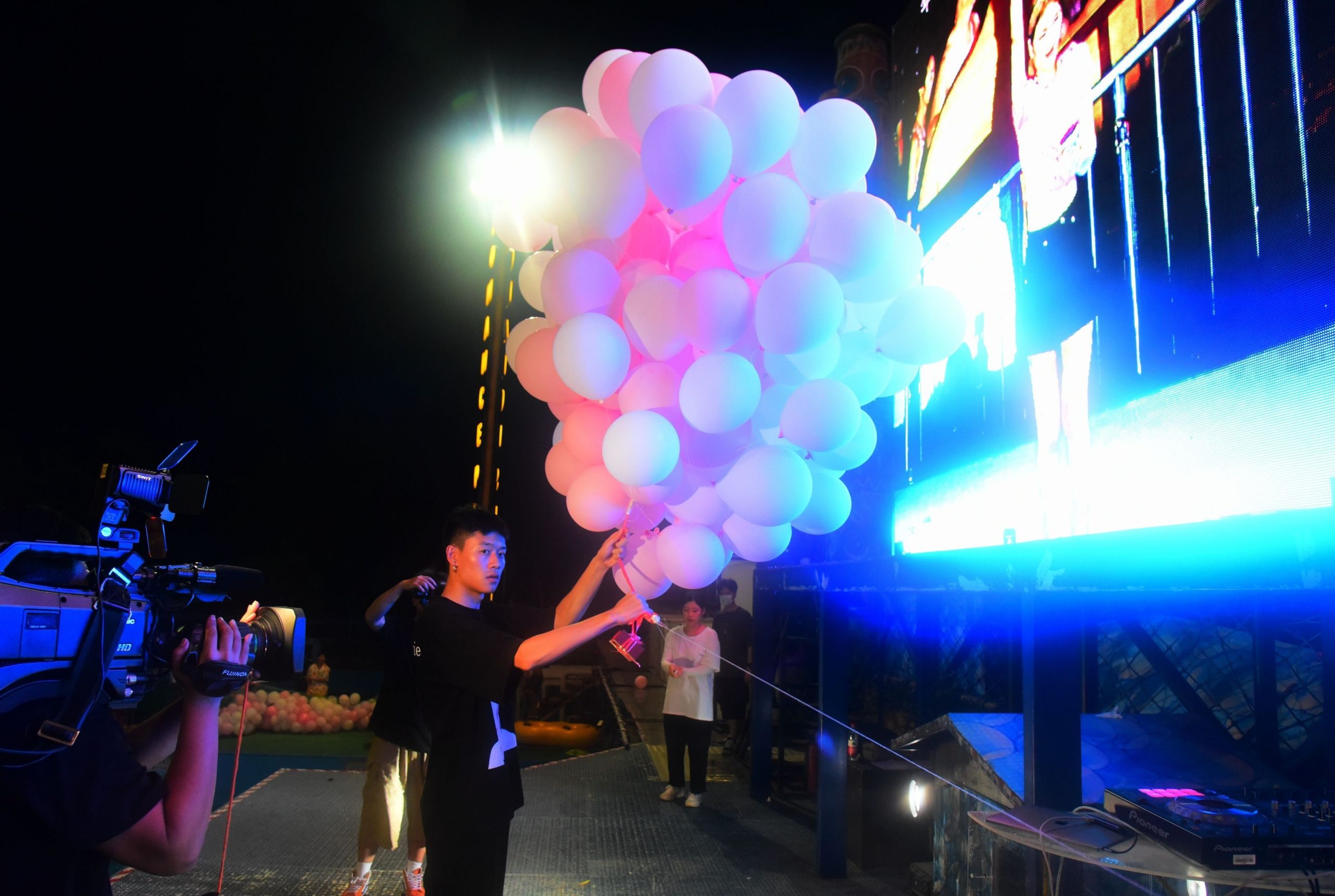 Viața de noapte din Wuhan revine la normal: petreceri cu mii de oameni în cluburi și pe străzi. Niciun caz de Covid-19 în oraș din luna mai