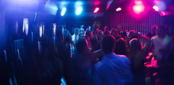 56 de persoane au fost arestate după o petrecere în Belgia. E țara în care nepurtarea măștii e taxată scump