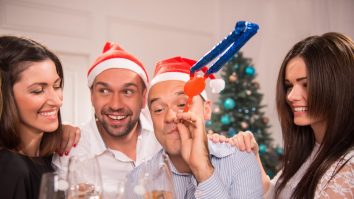 Ce riscă românii care invită prieteni acasă de Revelion