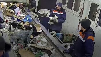 Destinul unei pisici, schimbat într-o secundă. Cum a ajuns de pe o bandă de sortare a deșeurilor pe un fotoliu de ministru