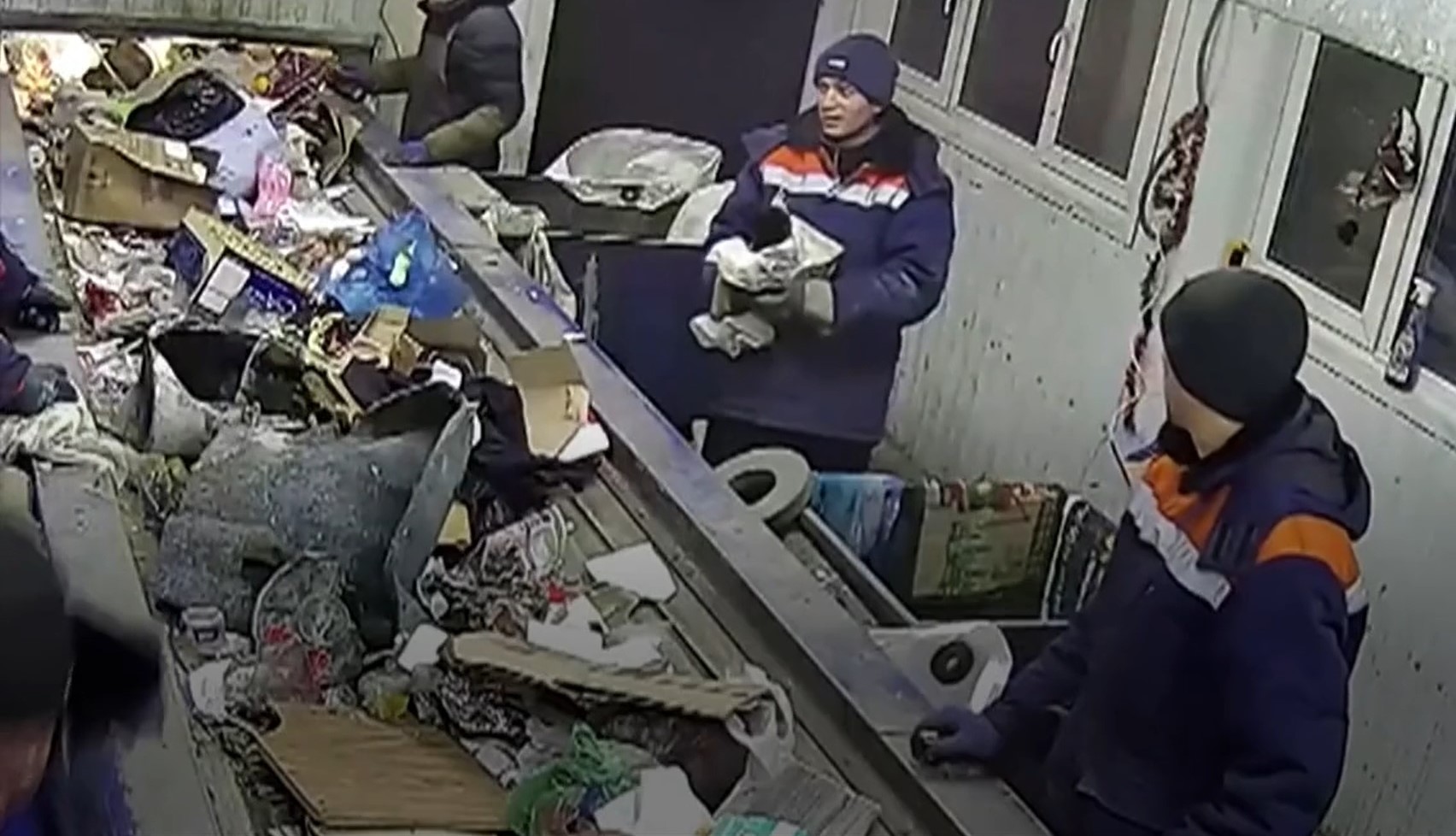 Destinul unei pisici, schimbat într-o secundă. Cum a ajuns de pe o bandă de sortare a deșeurilor pe un fotoliu de ministru. VIDEO