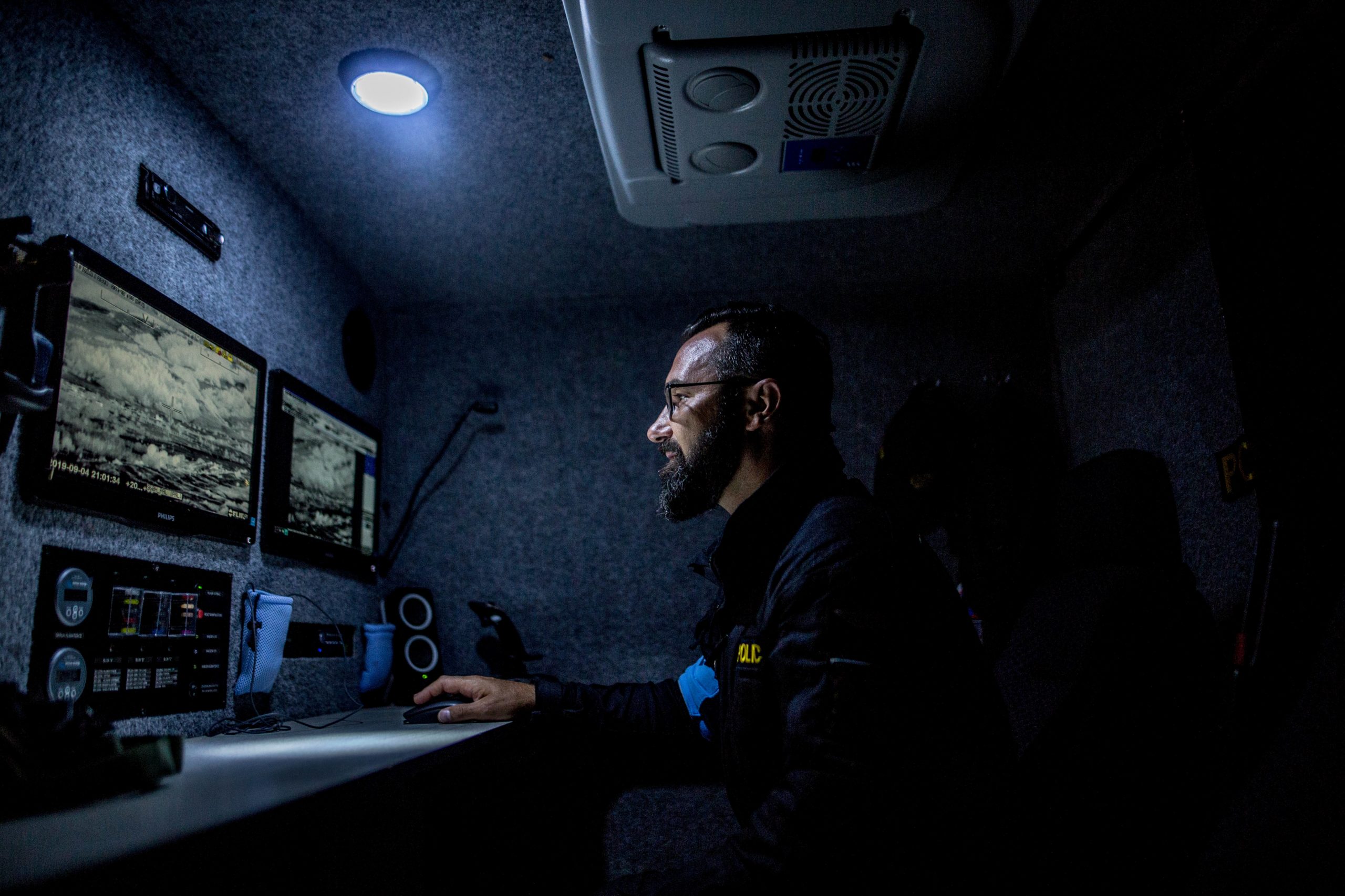 Nouă afgani, prinşi când încercau să treacă ilegal graniţa spre Ungaria. Unde erau ascunşi