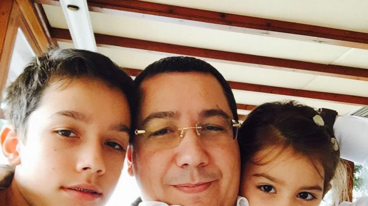 Victor Ponta a adoptat un copil. De ce a ales să păstreze totul secret